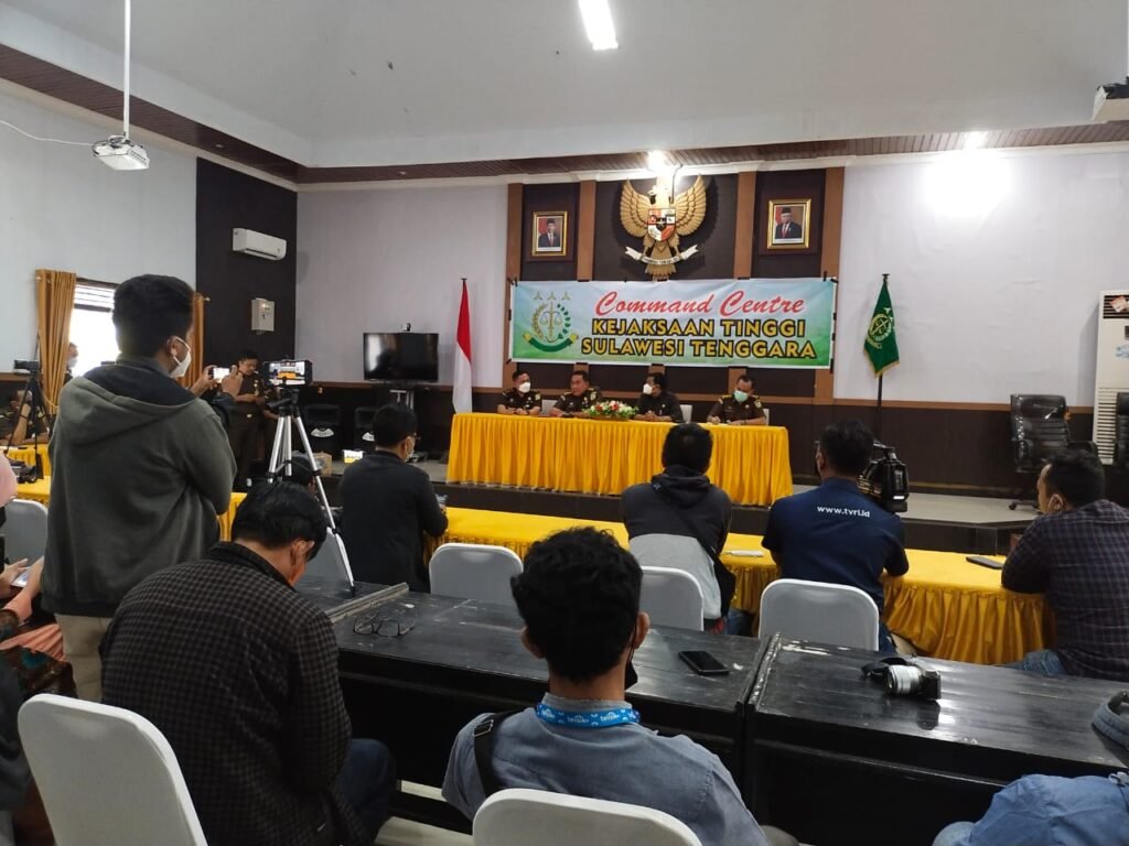 Konferensi pers penetapan tersangka kasus korupsi PT Toshida Indonesia oleh Kejati Sultra.