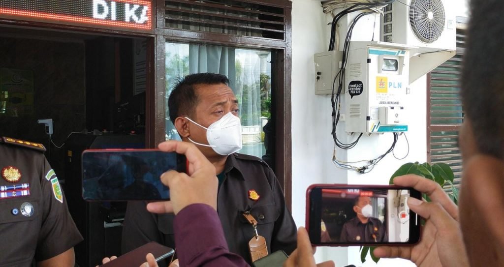 Asisten Intelijen Kejati Sultra, Noer Adin saat diwawancarai awak media. Foto: Fito/kendariinfo (23/6/2021).