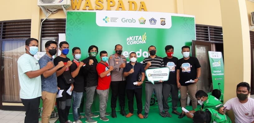 Kapolres Kendari, Didik Erfianto (tengah) melakukan foto bersama masyarakat usai jalani vaksinasi Covid-19. Foto: Yusrin/Kendariinfo. (26/6/2021).