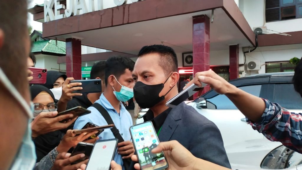 Kuasa Hukum Yusmin, Abdul Rahman saat diwawancarai awak media. Foto: Fito/Kendariinfo. (28/6/2021).