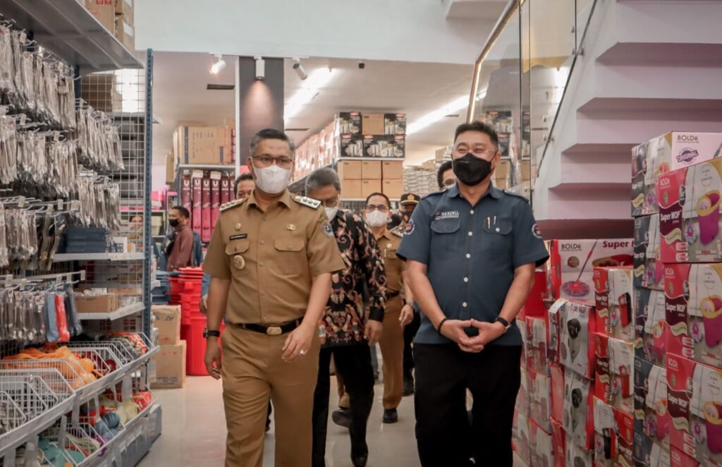 Wali Kota Kendari, Sulkarnain Kadir saat mengunjungi Maxcell Depo Teknik dan Bangunan Kendari.