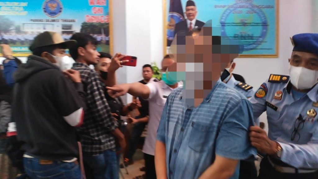 Pelaku JY yang merupakan Warga Binaan Lapas Kelas II A Kendari saat digiring ke Kantor BNNP Sultra. 