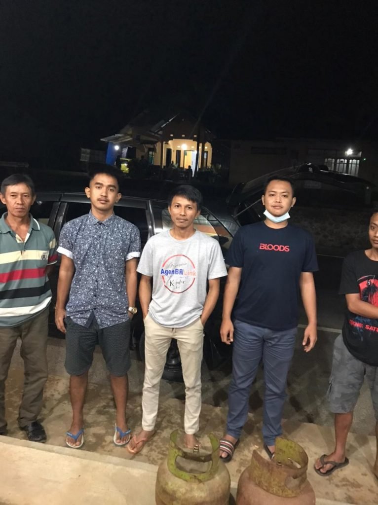 Anggota Rental Kendari yang berhasil menangkap pelaku. Foto: Istimewa.