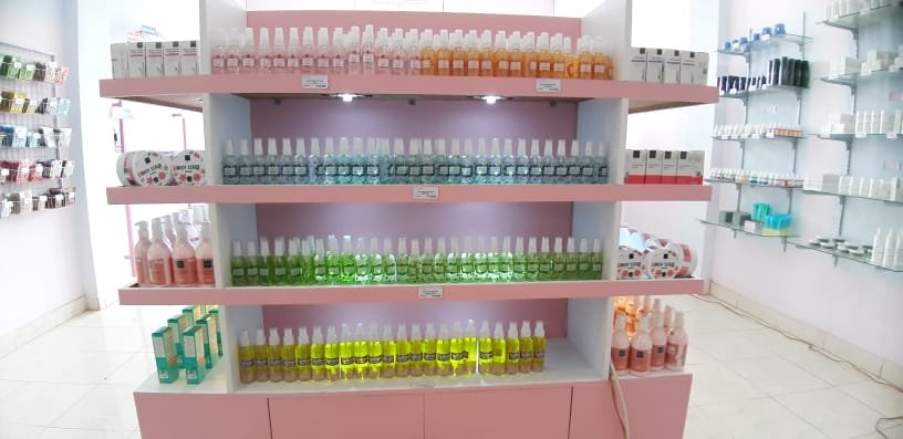 Koleksi skincare di Store Kendari. Foto: Yusrin/Kendariinfo.