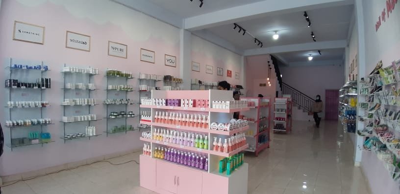 Koleksi skincare di Store Kendari. Foto: Yusrin/Kendariinfo.