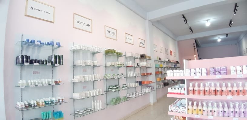 Koleksi skincare di Store Kendari. Foto: Yusrin/Kendariinfo.