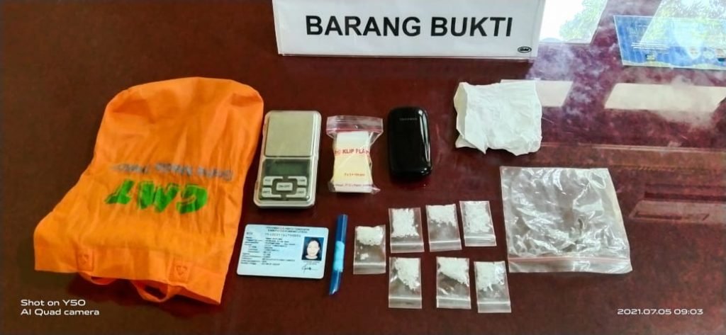 Barang bukti narkotika dan non narkotika milik NH saat dibawa ke Mako Ditresnarkoba Polda Sultra.