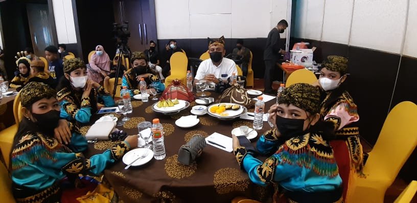 Baju adat Kuda Lumping.