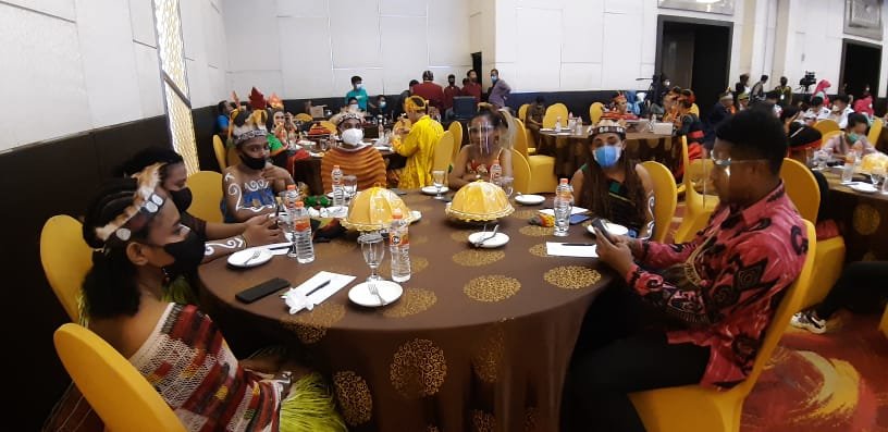 Baju Adat Papua yang digunakan untuk pertunjukan tari Yamkorambe khas Papua. 