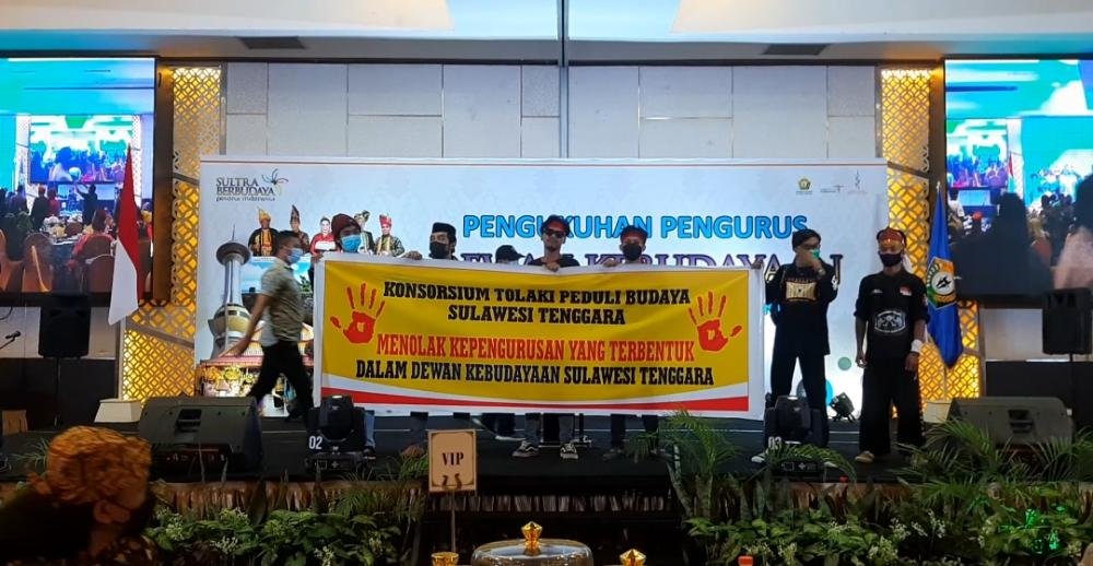 Aksi penolakan kegiatan pengukuhan pengurus Dewan Kebudayaan Sultra.