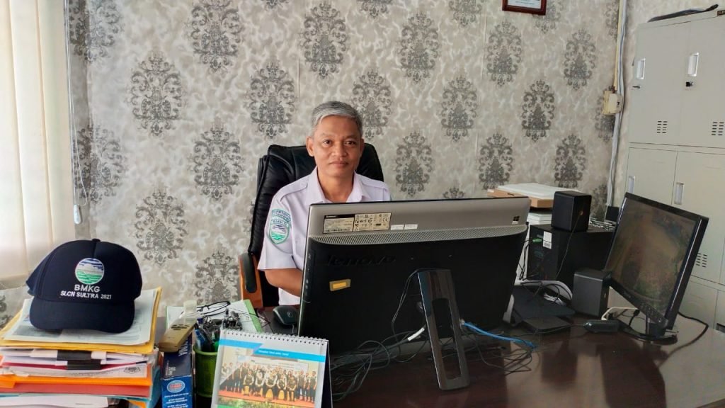 Kepala Stasiun Meteorologi Maritim Kelas II Kendari, Sugeng Widarko saat ditemui di ruang kerjanya.