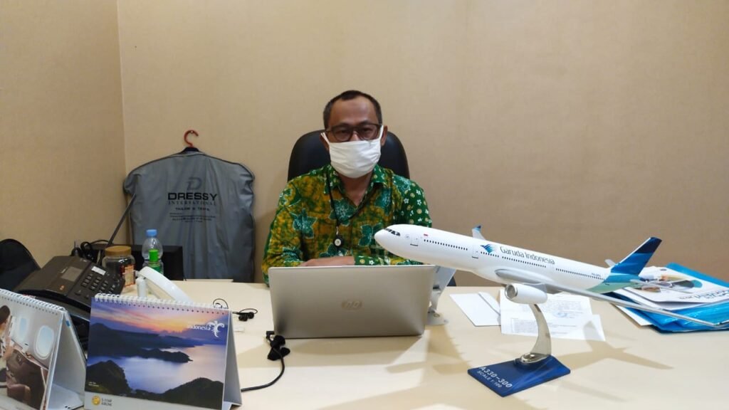 General Manager Garuda Indonesia cabang Kendari, Syaiful Bahri saat ditemui di ruang kerjanya. 