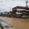 Banjir Genangi Jalan di Lepolepo, Warga: Biasalah!