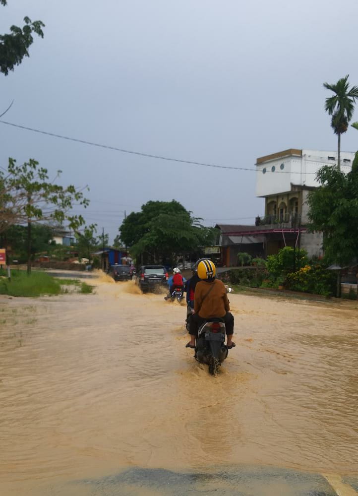 Banjir di Jalan H. Lamuse, Kelurahan Lepo-Lepo, Kecamatan Baruga, Kota Kendari. 
