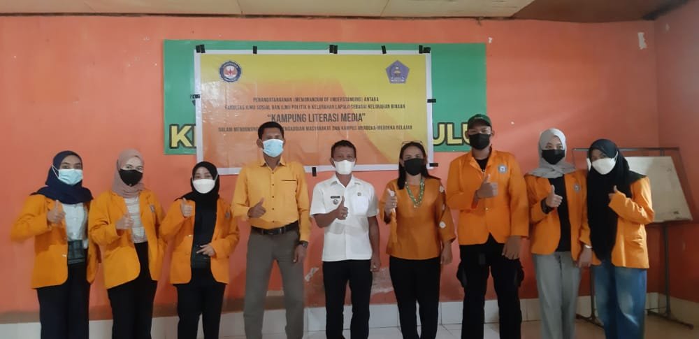 Foto bersama Dekan FISIP UHO, La Tarifu, Ketua Jurusan Jurnalistik, Marsia Sumule, dan Lurah Lapulu, Syahmad serta mahasiswa Jurnalistik. 