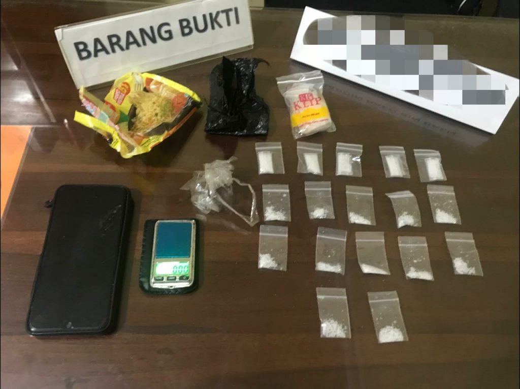 Barang bukti narkotika dan non narkotika milik pelaku yang berhasil diamankan.