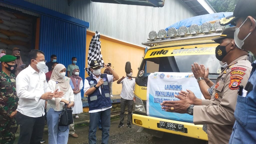 Wali Kota Kendari, Sulkarnain Kadir saat melakukan pengangkatan bendera sebagai simbolis pelepasan penyaluran bantuan beras untuk wilayah Kota Kendari.