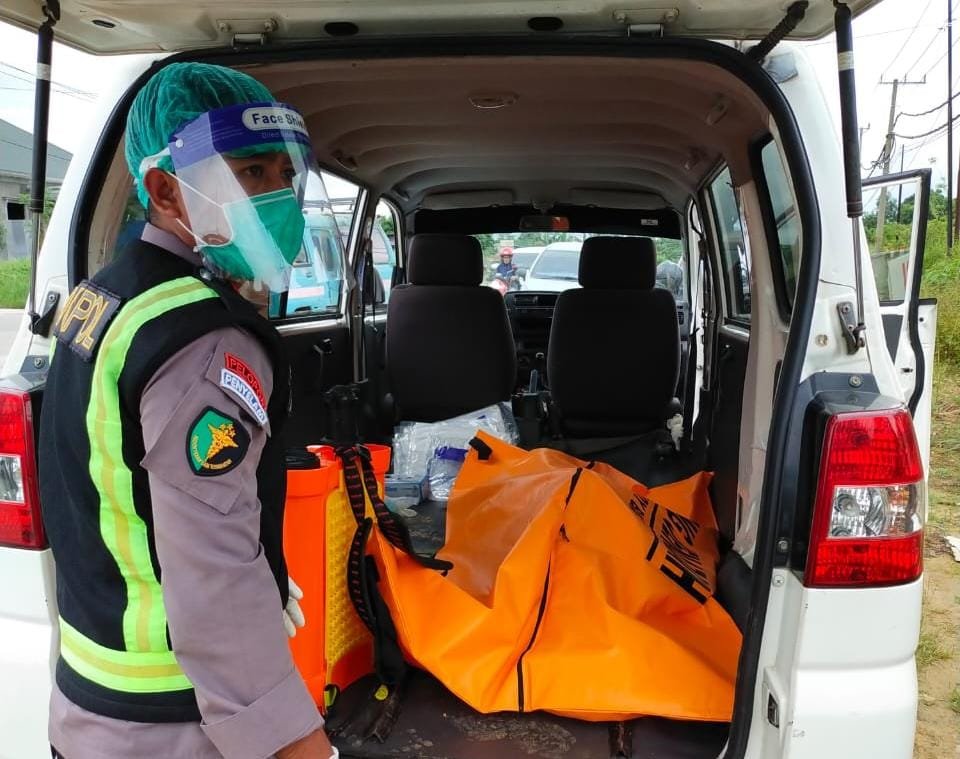 Korban saat akan dibawa ke RS Bhayangkara Kendari.