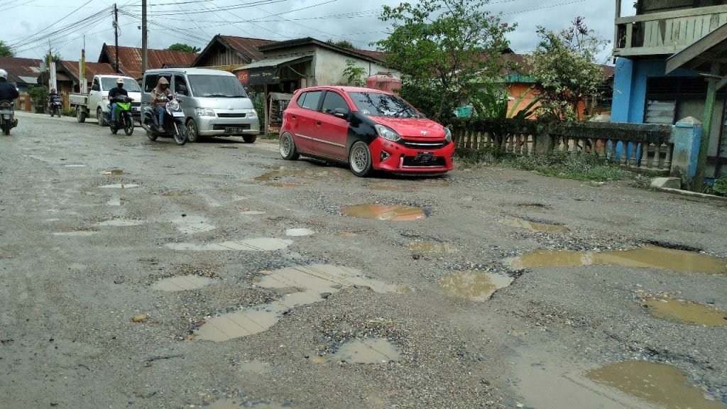 Kondisi kerusakan parah jalan raya di Kendari Caddi. Foto: Dokumentasi warga.