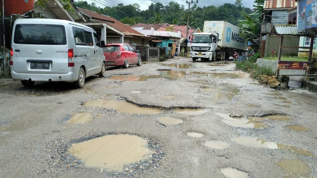 Kondisi kerusakan parah jalan raya di Kendari Caddi. Foto: Dokumentasi warga.