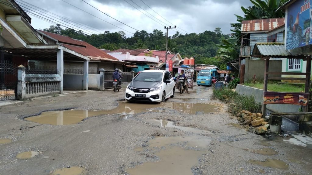 Kondisi kerusakan parah jalan raya di Kendari Caddi. Foto: Dokumentasi warga.