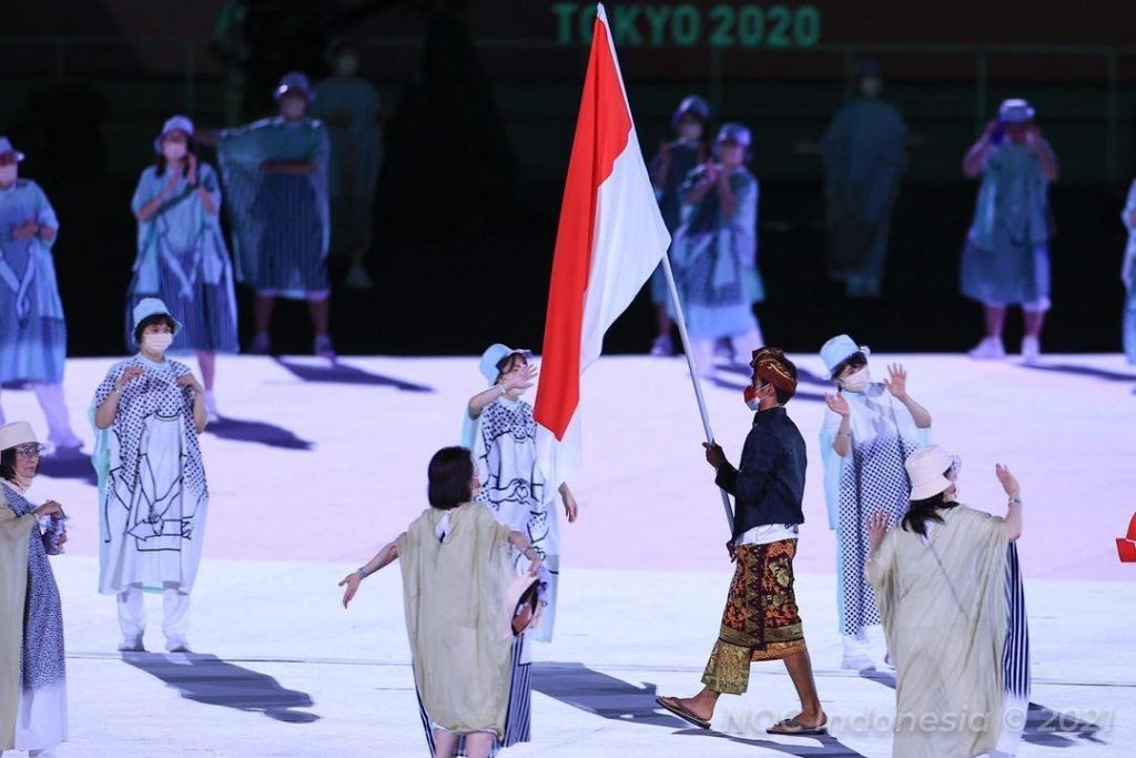 Rio Waida saat membawa bendera Merah Putih di Upacara Pembukaan Olimpiade 2020. Foto: NOC Indonesia.