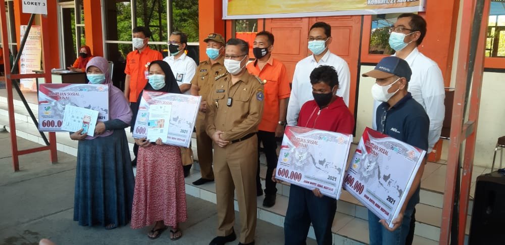 Penyaluran Bantuan Sosial Tunai (BST) oleh Wali Kota Kendari, Sulkarnain Kadir.