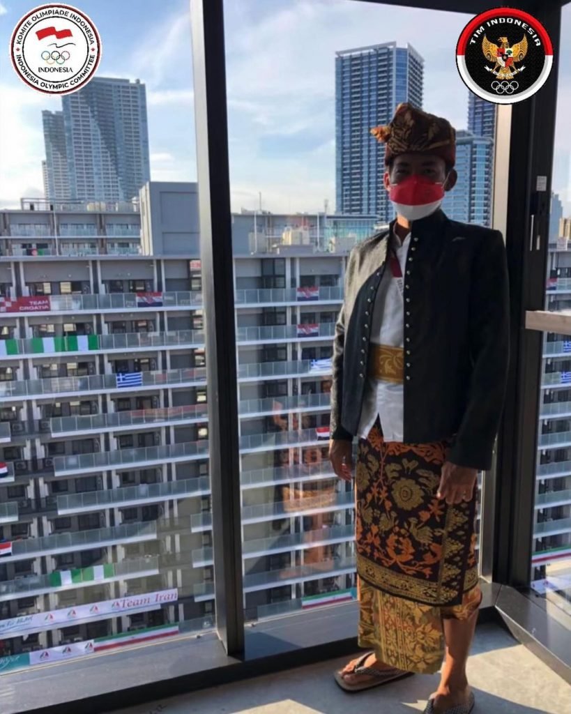 Rio Waida akan mengenakan baju adat Bali dipadukan dengan sendal tradisional Jepang. Foto: Tim Indonesia.