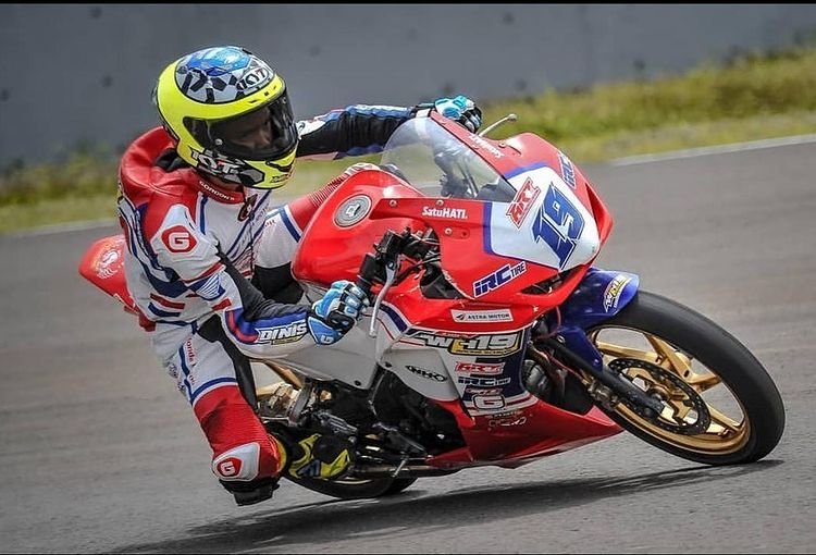 Adiyatma saat di arena balap. 