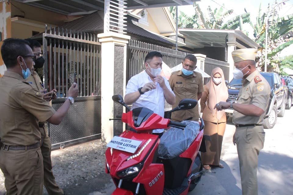 Sekda Kota Baubau, Roni Muhtar saat mengecek keadaan motor listrik. Foto: Pemkot Baubau.