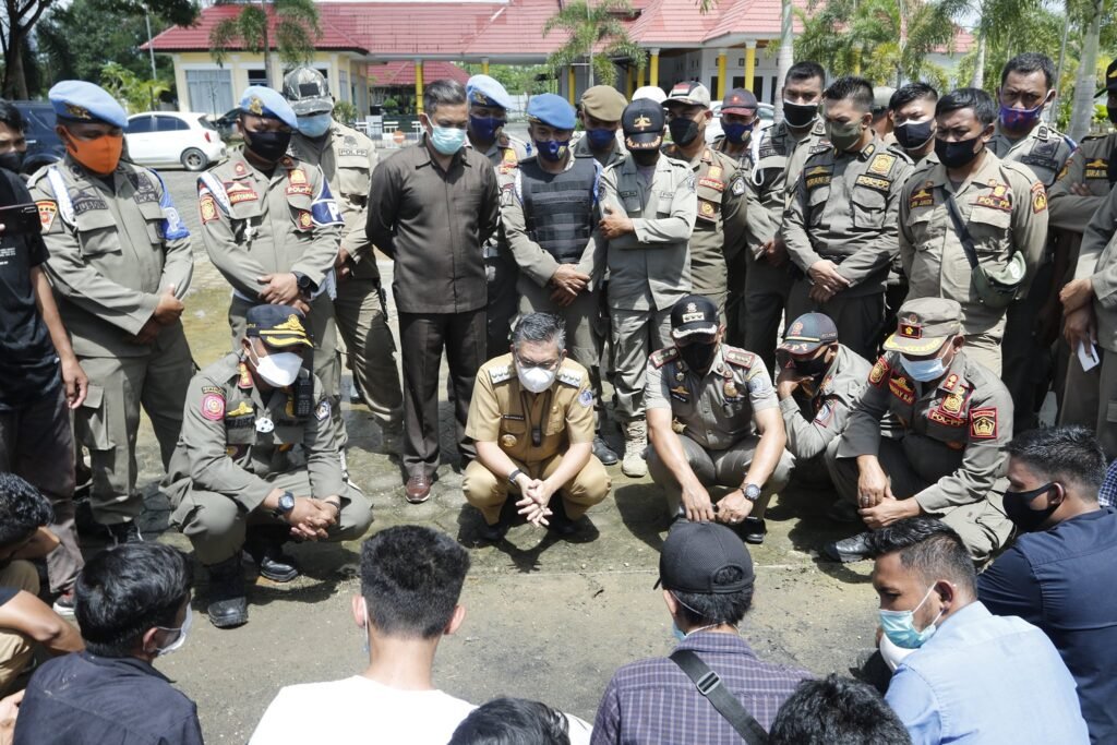 Wali Kota Kendari, Sulkarnain Kadir saat menemui demonstran di depan Rujab Wali Kota Kendari. Foto: Pemkot Kendari.