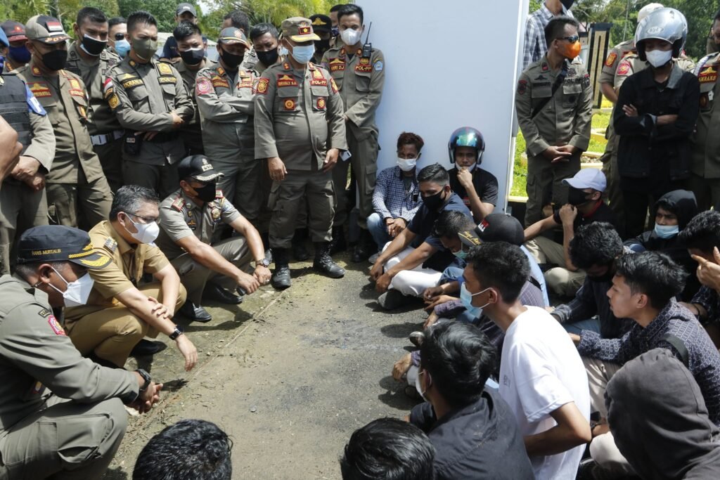 Wali Kota Kendari, Sulkarnain Kadir saat menemui demonstran di depan Rujab Wali Kota Kendari. Foto: Pemkot Kendari.