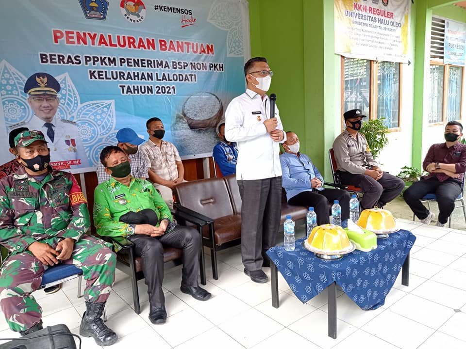 Wali Kota Kendari, Sulkarnain Kadir saat berbicara di acara penyaluran bantuan. Foto: Pemkot Kendari.