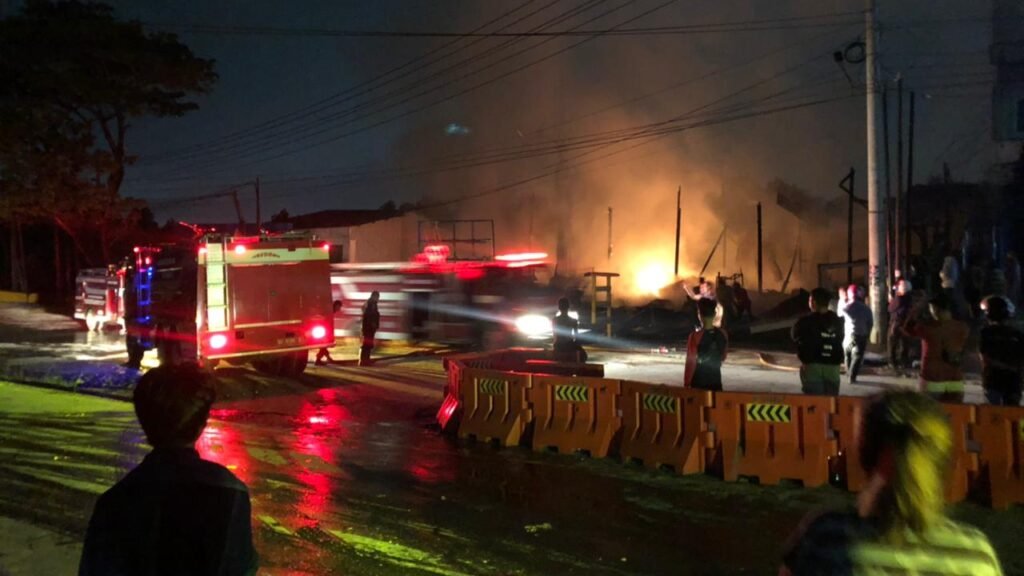 Api melalap lima bangunan di dekat Jembatan Pasar Baru Kendari.