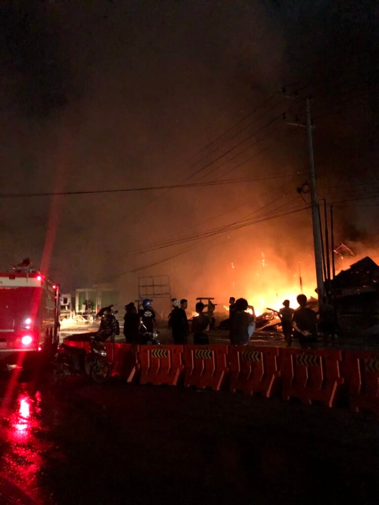 Api melalap lima bangunan di dekat Jembatan Pasar Baru Kendari.