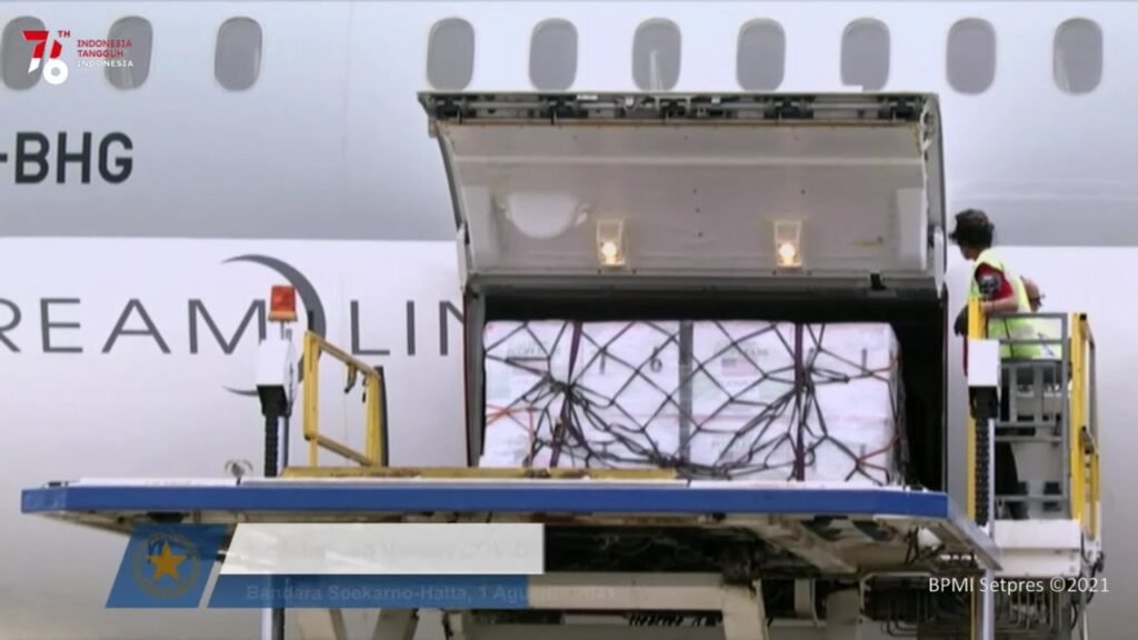 Kedatangan 3,5 juta dosis vaksin Moderna di Bandara Soekarno-Hatta. Foto: BPMI Setpres.