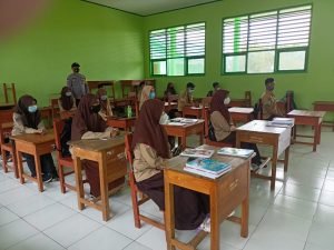 Personel Polsek Kabaena Timur saat memberi edukasi vaksin di SMA Negeri 5 Kendari. Foto: Polres Bombana.
