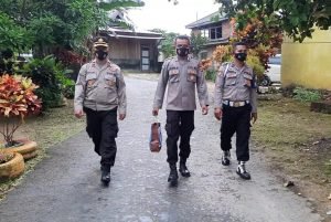 Personel Polsek Kulisusu saat membagikan bansos PPKM Mikro kepada warga. Foto: Humas Polres Buton Utara.