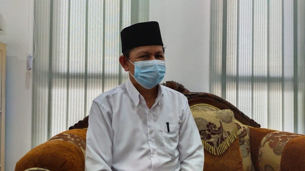 Kabid Urais Kanwil Kemenag Sultra, Jamaluddin saat ditemui di ruang kerjanya. Foto: Fito/Kendariinfo. (10/8/2021).