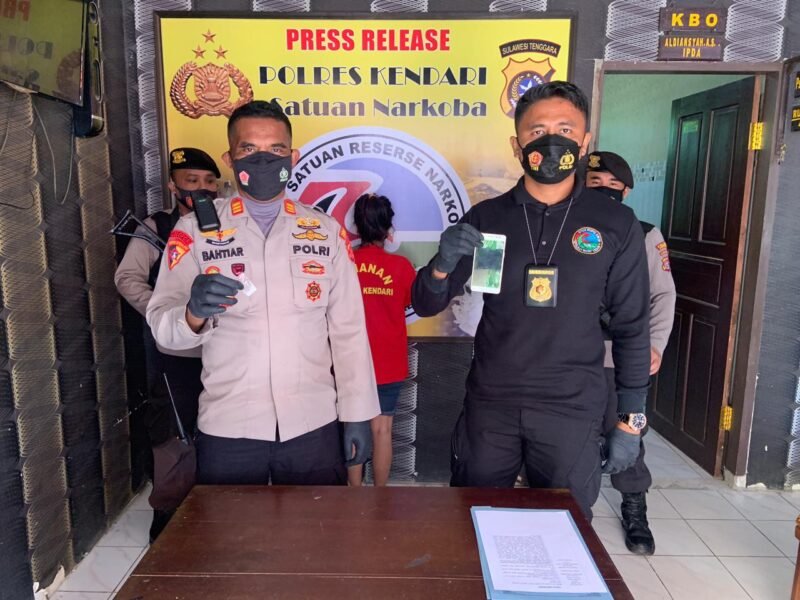 Lagi! Polisi Ringkus IRT di Kendari atas Kepemilikan Sabu-Sabu Lagi! Polisi Ringkus IRT di Kendari atas Kepemilikan Sabu-Sabu