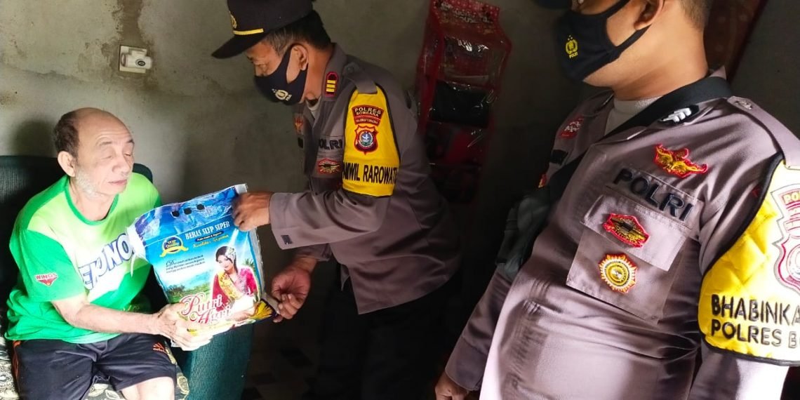 Sambut 17 Agustus, Polres Bombana Beri Sembako ke Lansia Sambut 17 Agustus, Polres Bombana Beri Sembako ke Lansia