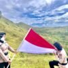 Personel Polres Buton Hiking ke Bukit Teletubbies Kibarkan Merah Putih