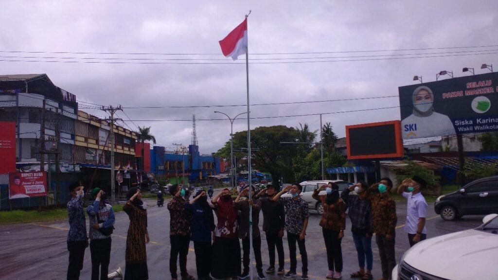 Sekelompok pemuda lakukan upacara peringatan HUT ke-76 RI di perempatan jalan menuju Pasar Baru, Kota Kendari.