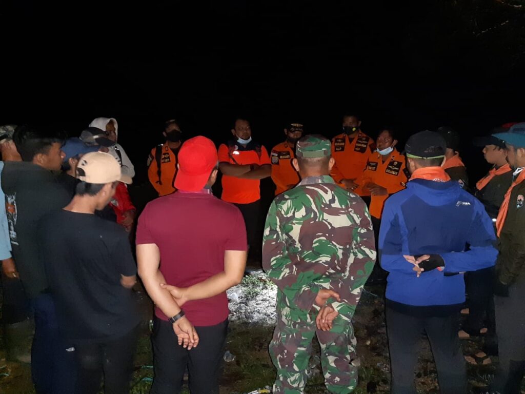 Situasi Tim Rescue KPP Kendari tiba di kediaman Camat Amonggedo.