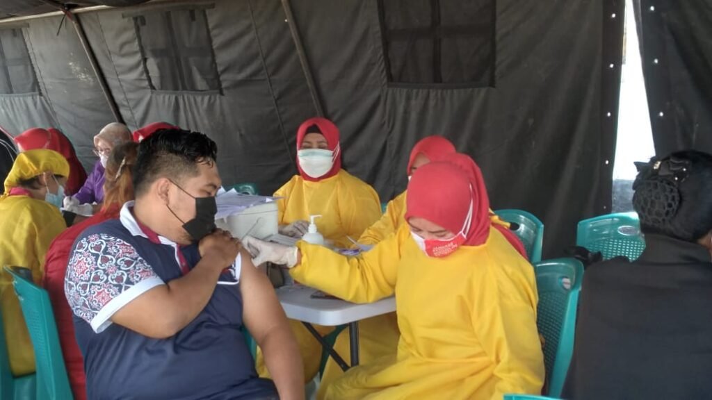 Salah satu nakes yang hendak divaksin Moderna.