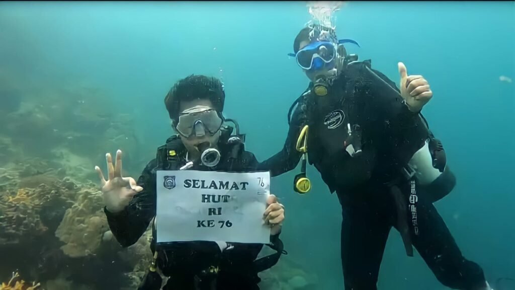  Dua pengibar Bendera Merah Putih di Teluk Kulisusu.