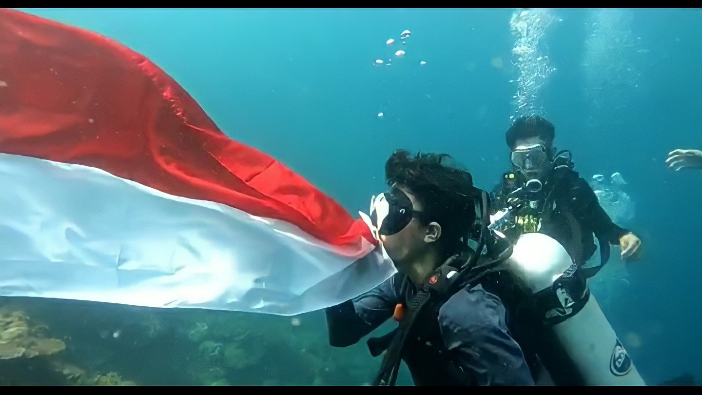 Pengibaran Bendera Merah Putih di Teluk Kulisusu.