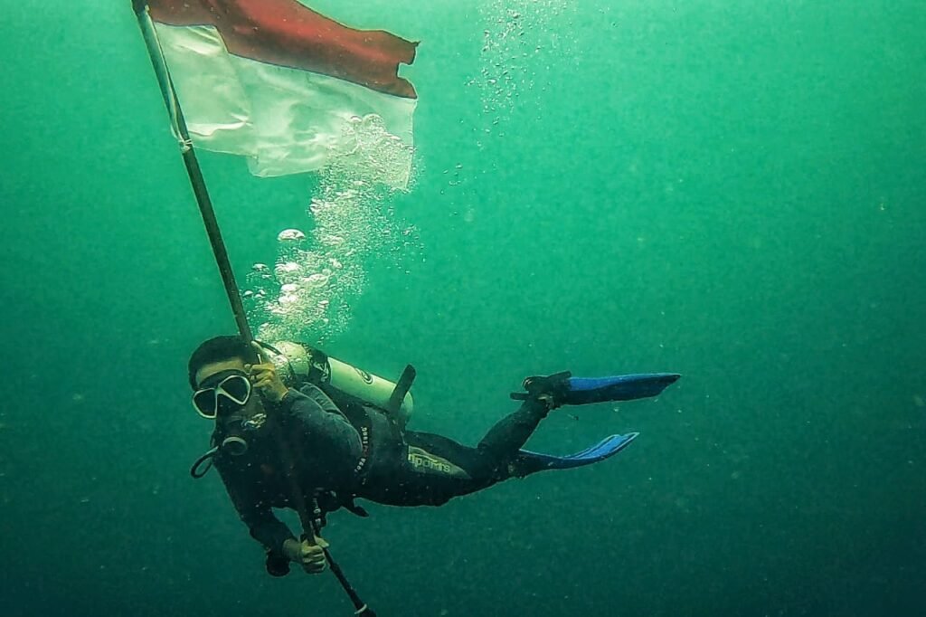 Pengibaran Bendera Merah Putih di Teluk Kulisusu.