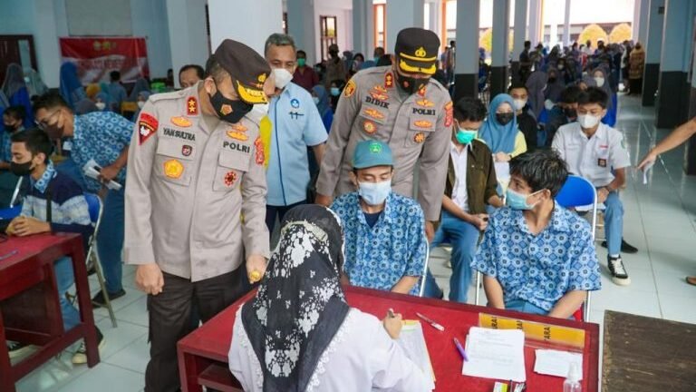 Kapolda Sultra, Irjen Pol Sultra (kiri) bersama Kapolres Kendari, AKBP Didik Erfianto (kanan), meninjau pelaksanaan vaksinasi di SMA Negeri 4 Kendari. 