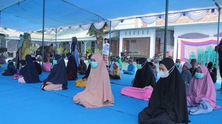 Peserta yang mengikuti ritual Pakandeana Ana-ana Maelu di Baubau. 
